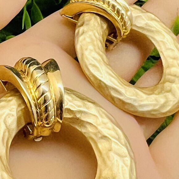 Earrings PEP Erwin Pearl Door Knocker Runway Brushed Matte Glam Gold Dangle Clip - Picture 3 of 8